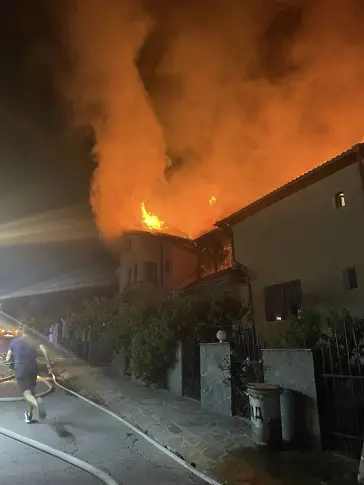 Покривите на две къщи изгоряха във вилната зона на Храбрино