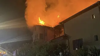 Покривите на две къщи изгоряха във вилната зона на Храбрино