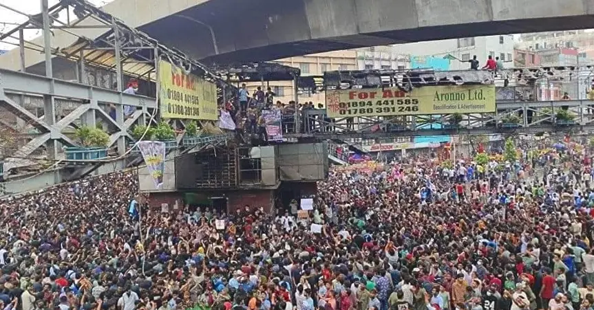 Премиерът на Бангладеш напусна страната, протестиращи атакуват двореца