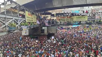 Премиерът на Бангладеш напусна страната, протестиращи атакуват двореца