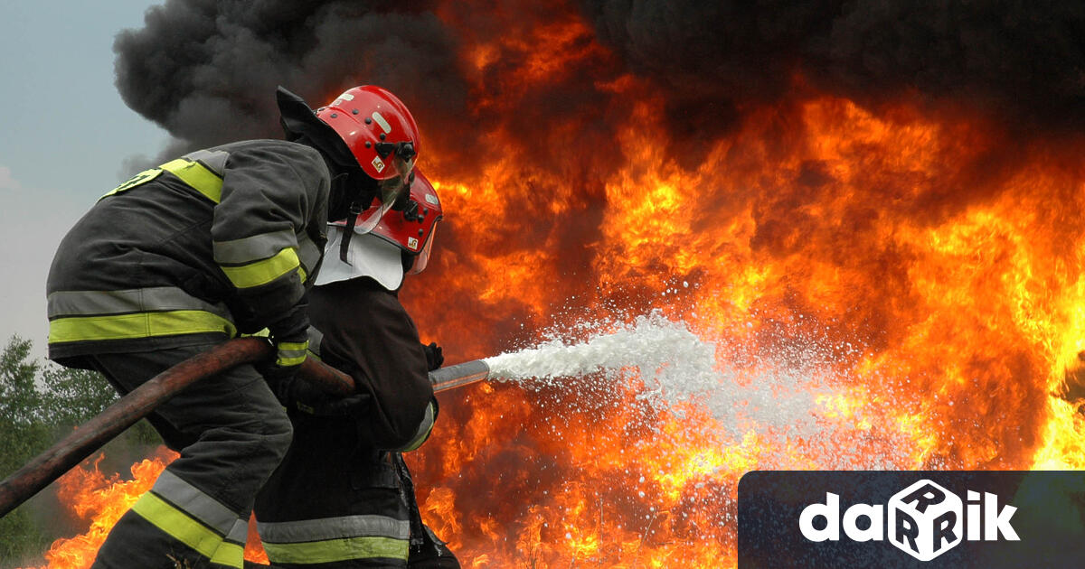 Служители на РУ Вършец изясняват причините за пожар възникнал в