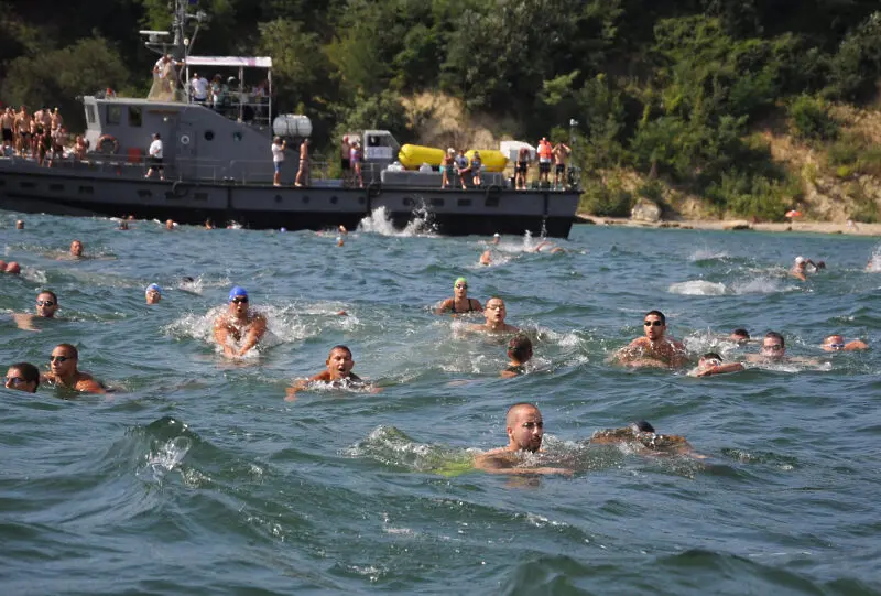 Над 220 плувци от 7 държави се пускат в маратона Галата - Варна