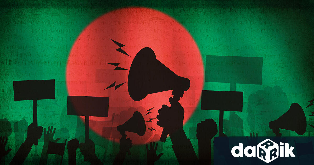 Стотицидемонстранти изпълниха улиците на Бангладеш за да отпразнуват напускането на