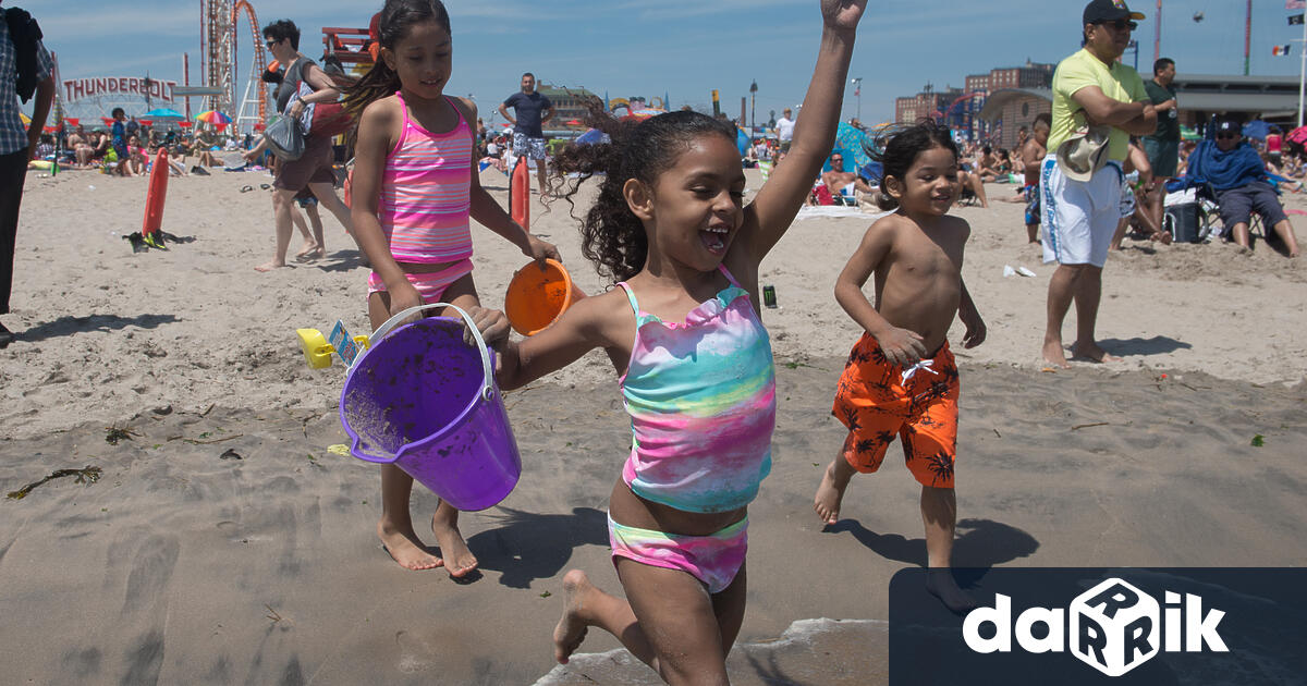 Табела обозначаваща плажна зона без деца във варненското курортно селоШкорпиловци