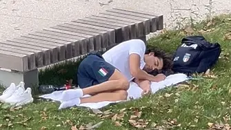 Олимпиец предпочете да спи в парижки парк пред селото на спортистите