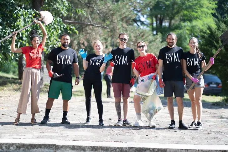 Доброволци се включиха в почистването на градския парк в Мездра