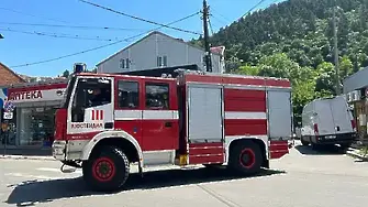 Екипи на РСПБЗН и горски служители обхождат района на пожара в с.Църварица  за тлеещи огнища и оценят щетите