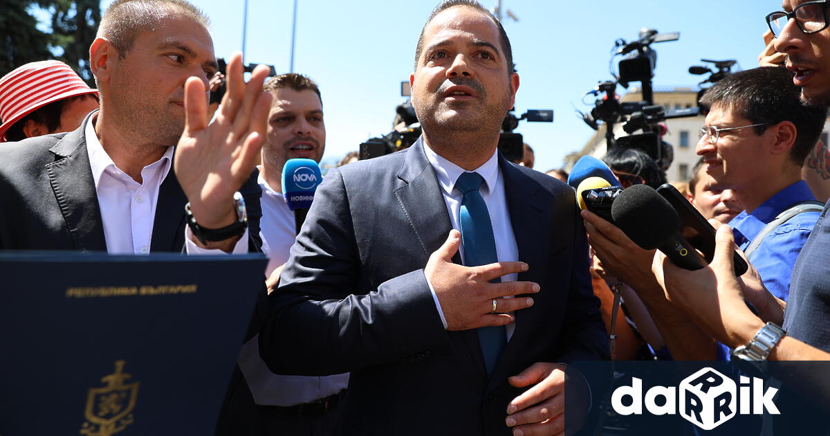 Десетки униформени излязоха на протест и приветстваха с ръкопляскания ръкостискания