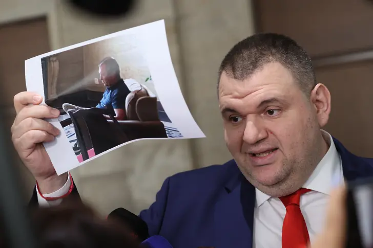 Пеевски: Радев има „таен касиер“