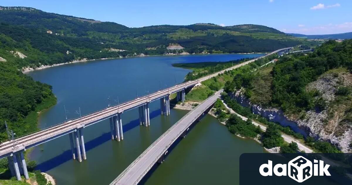 С необичайно ниско запълване за това време на годината са