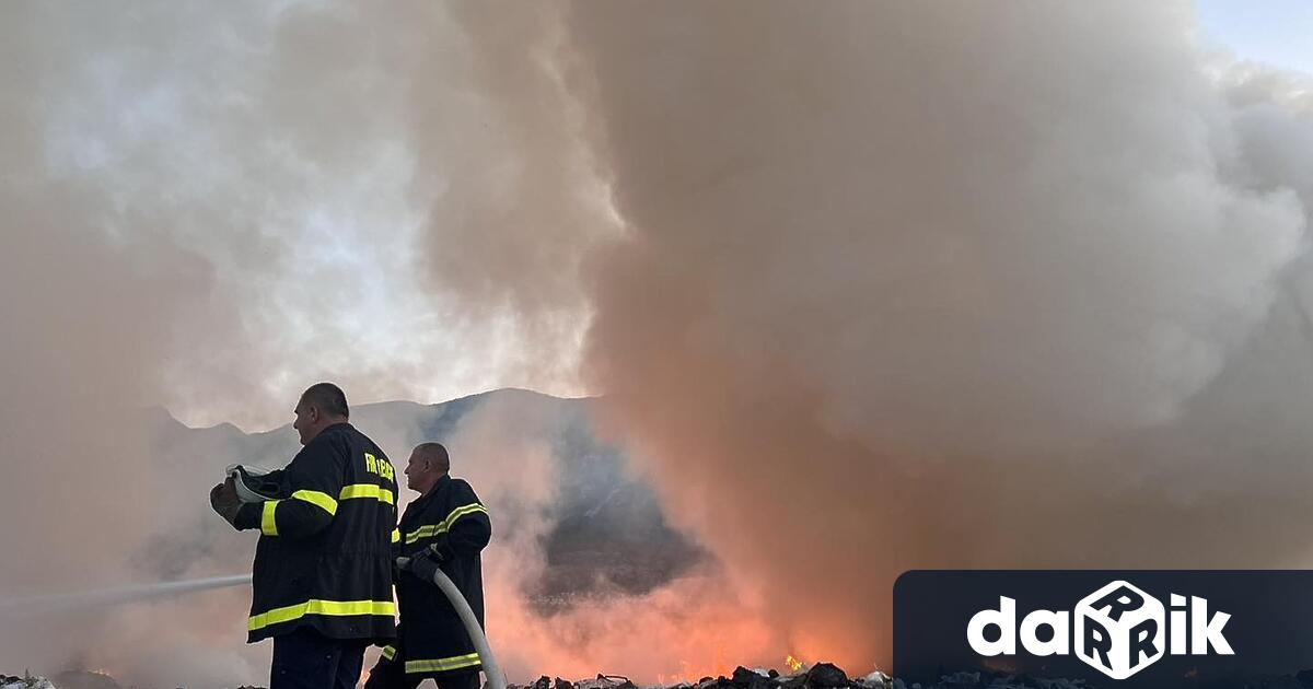 Екстремно високите температури предизвикаха пожар в Регионалното депо във Враца Няма