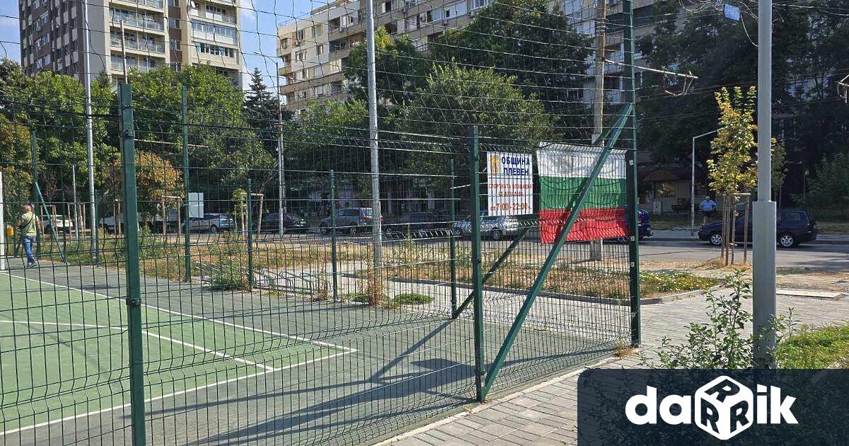 Комбиниранатаспортна площадказа волейбол и баскетбол изградена на територията на жк