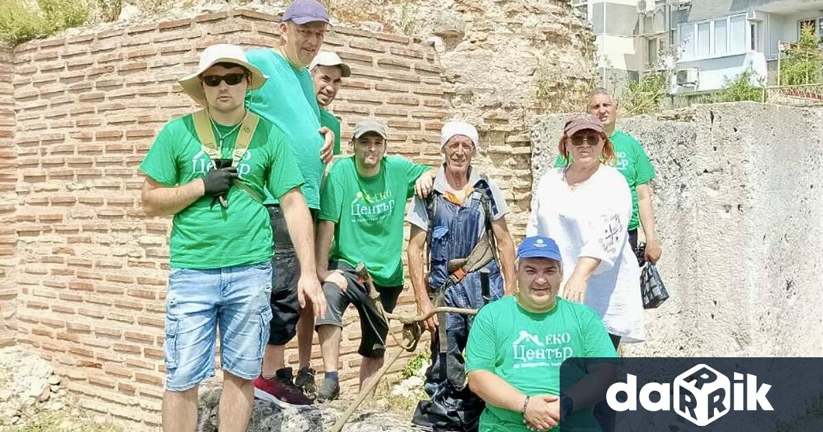 Почистването на Римските терми от избуели треви и бурени вече