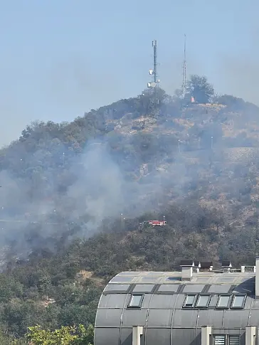 Гори северния склон на Младежкия хълм, пожарът е локализиран