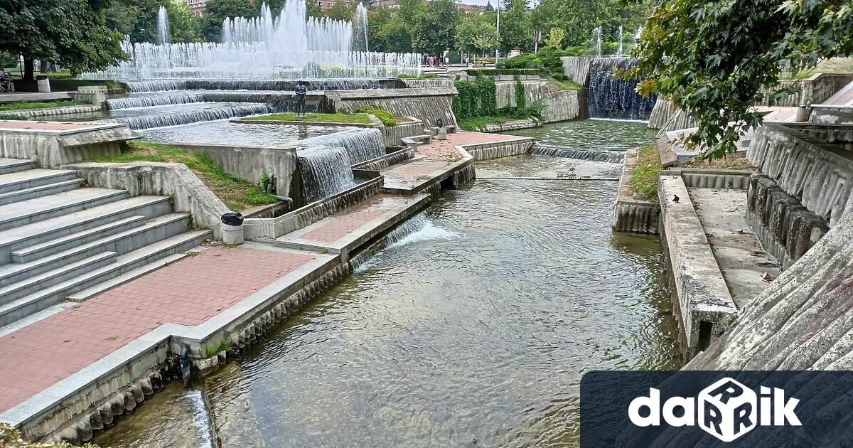 Основно почистване и измиване на Водната каскада в Плевен ще