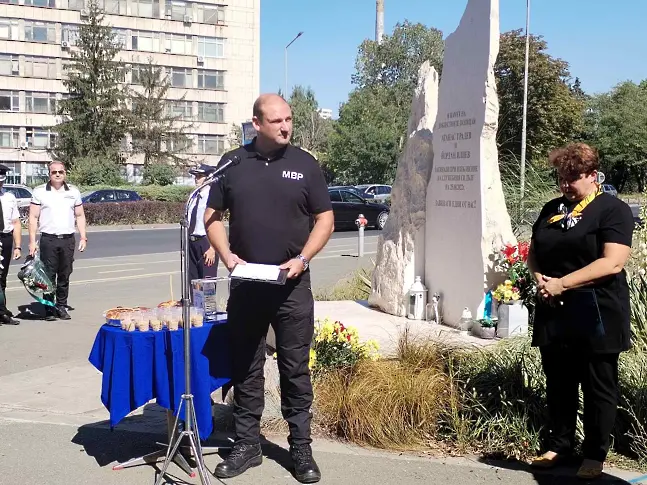 Бургас почете полицаите, загинали прегазени от автобус с мигранти 