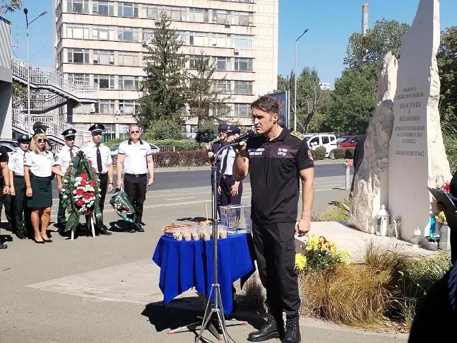 Бургас почете полицаите, загинали прегазени от автобус с мигранти 