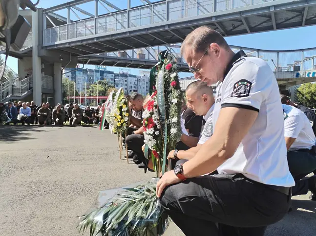 Бургас почете полицаите, загинали прегазени от автобус с мигранти 