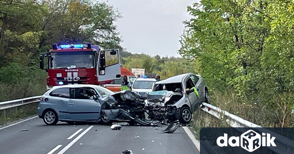 Две коли са смачкани след челен сблъсък край разклон за