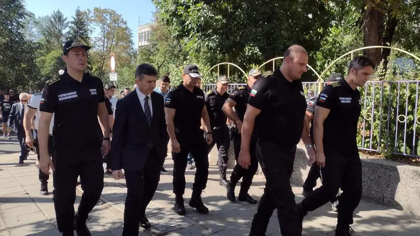 Бургас почете полицаите, загинали прегазени от автобус с мигранти 