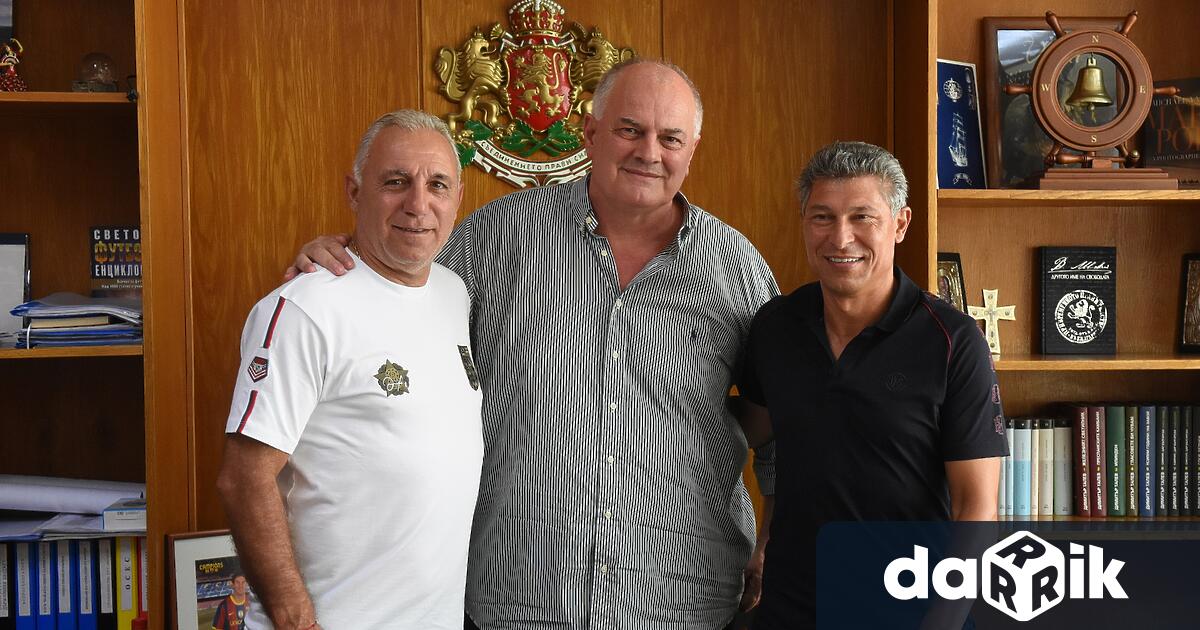 Хиляди жители и гости от различни краища на страната и