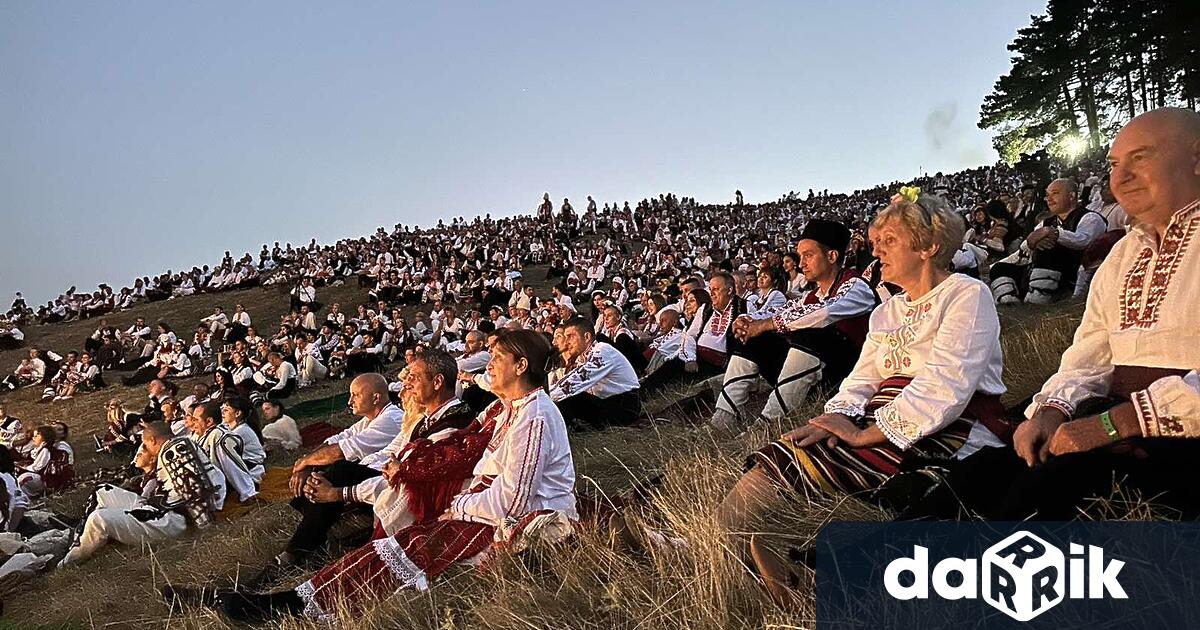 Стотици българи от страната и чужбина и чуждестранни гости се