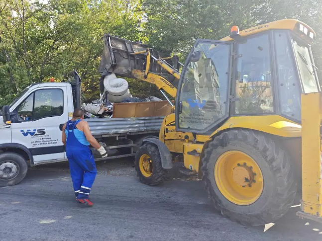 Общински екипи продължават с почистването на изрязаните сухи клони в Плевен/СНИМКИ/