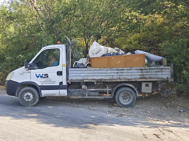 Общински екипи продължават с почистването на изрязаните сухи клони в Плевен/СНИМКИ/