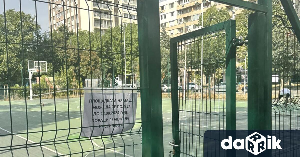 Комбиниранатаспортна площадказа волейбол и баскетбол в Плевен изградена между ул