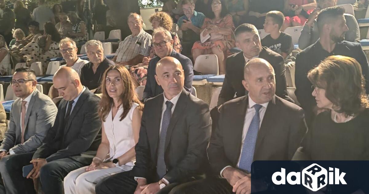 Тук край морския бряг на Созопол където си дават среща