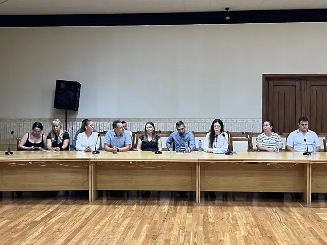 Николай Абрашев обсъди с работодателски организации възможността и готовността на фирмите за осигуряване на работа на служителите от „ЛЕОНИ България“ ЕООД