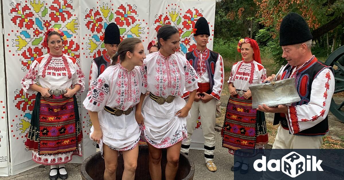 С концертни изпълнения на Северняшки ансамбъл за народни песни и