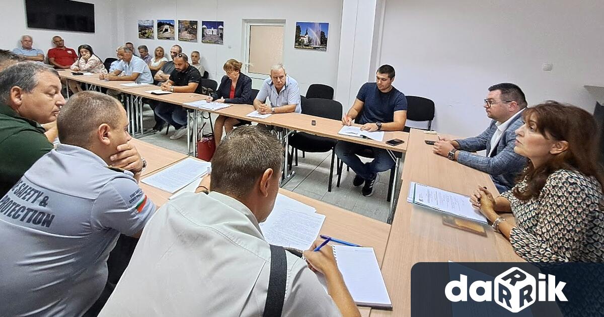 Поради липсата на пролетно пълноводие и поредната суха година както