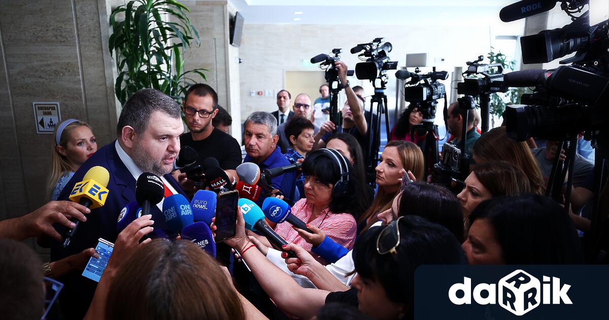 Заради сигнал на избягалия банкер Цветан Василев ПП ДБ поискаха имунитета