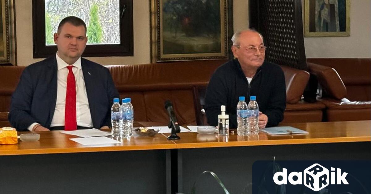 Каква идилия беше допреди броени седмици Почетният председател бе оттегленспокойно