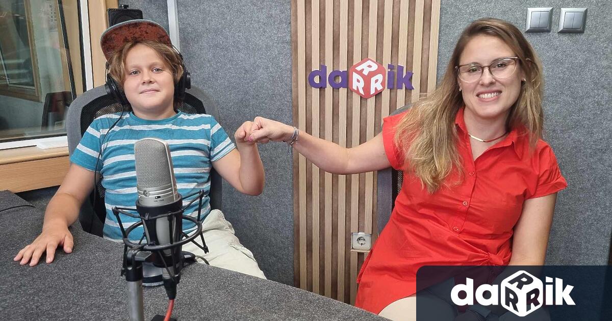 Олга Нинова Траянова директор на училищe учител по езици в гимназиален