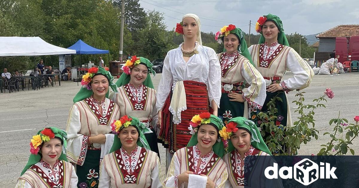 Близо 300 самодейци певци танцьори и инструменталисти взеха участие