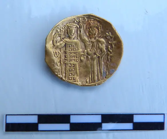 Златна монета на Йоан ІІІ Дука Ватаци, открита при археологическите проучвания на Средновековен град Червен