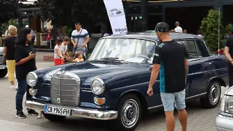 „Мерцедес Бенц“ от 1965 г. с купата от ретро парада в Хасково