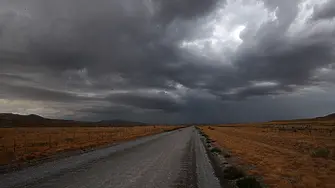 Времето ще е облачно, на места ще вали и гърми