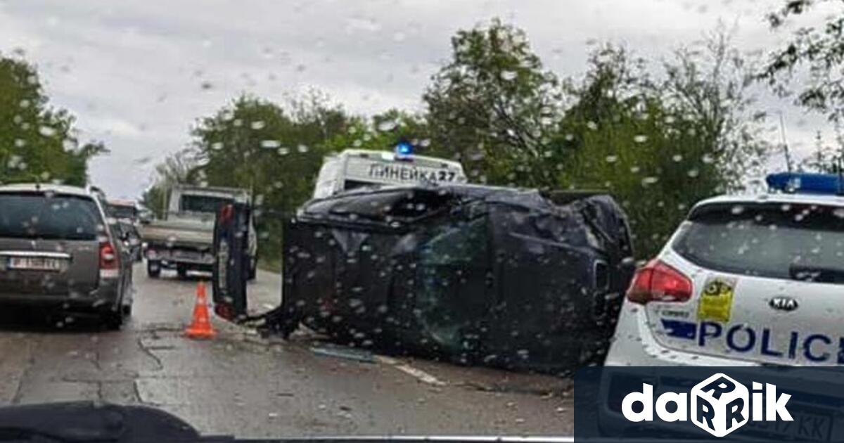 Лек автомобил се преобърна на пътя Русе Николово съобщиха