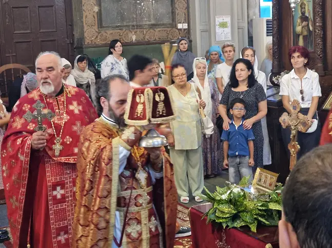  Стотици се преклониха пред парченце от Светия кръст в Бургас 