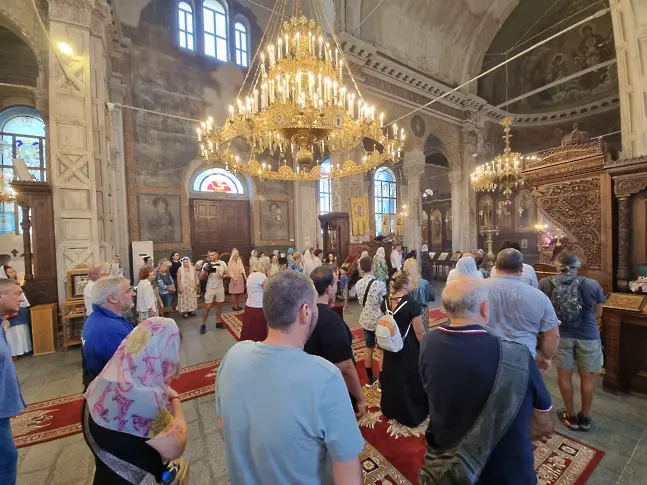  Стотици се преклониха пред парченце от Светия кръст в Бургас 