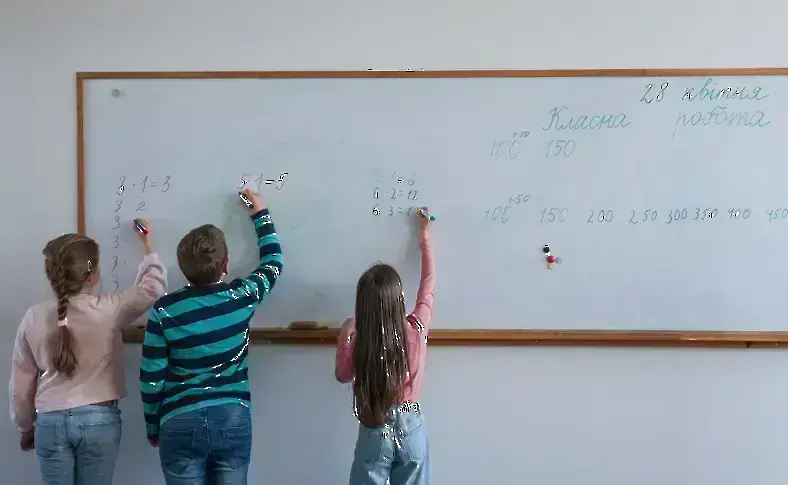  учебно заведение, възпитаници 