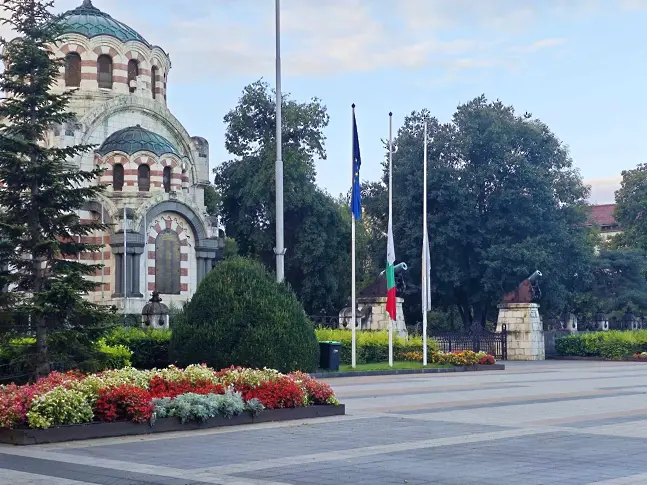 Плевен почита паметта на загиналите пилоти от авиоабаза Долна Митрополия с наполовина свалени знамена на пл. „Възраждане“ 