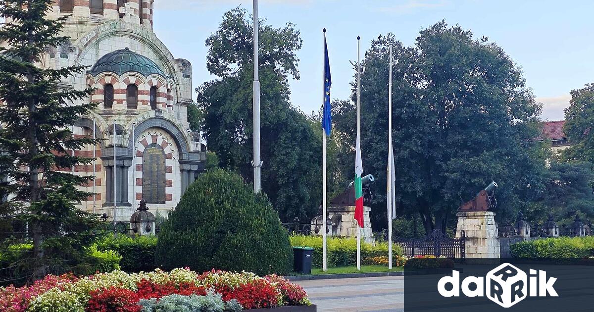 Знамената на централния площад Възраждане в Плевен днес ще бъдат
