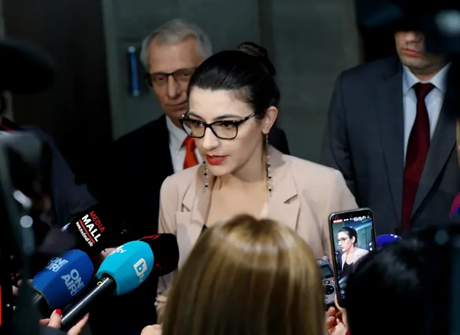   „ С очакване за грозни подиуми “: Парламентът разисква отстраняването на шефа на Антикорупционната комисия 