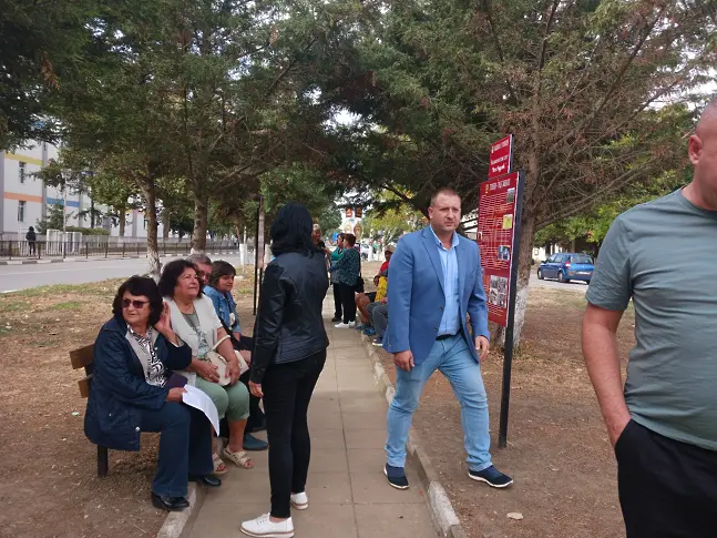 Алея ще напомня за един от най-обичаните ръководители на Гулянци – Веска Радулова