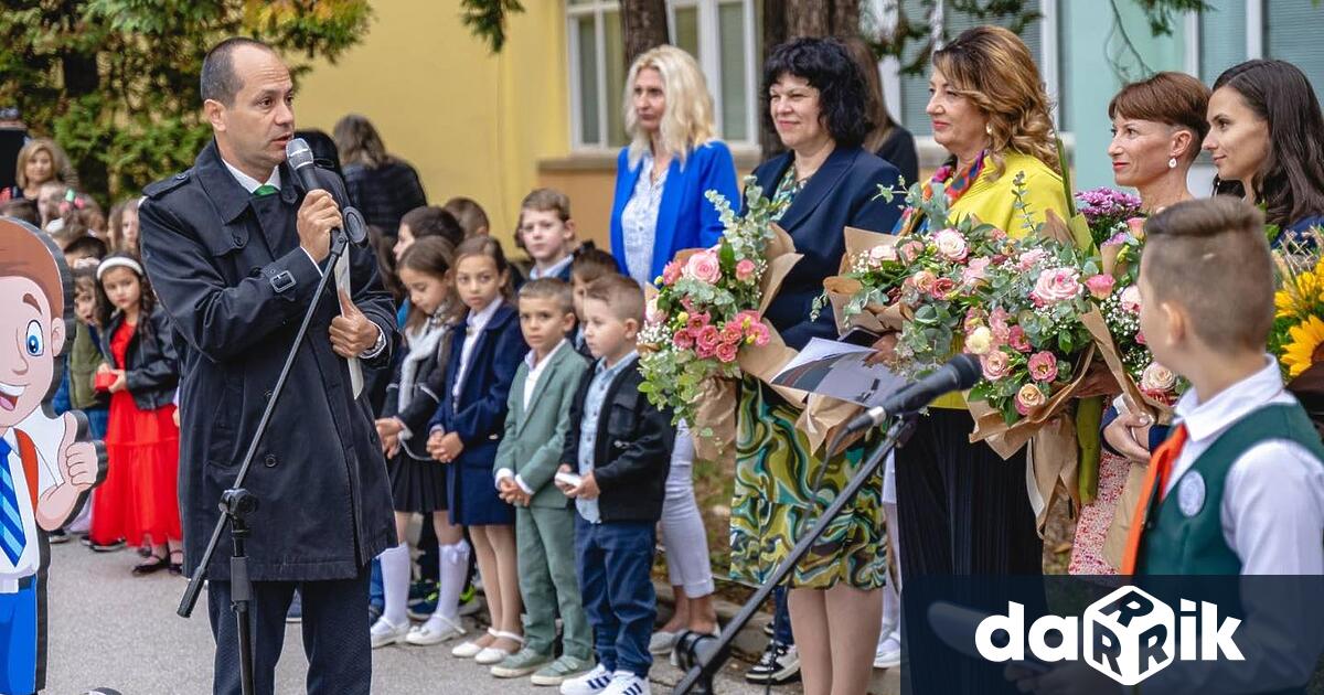 Тържествено с посрещане на националния флаг и под звуците на