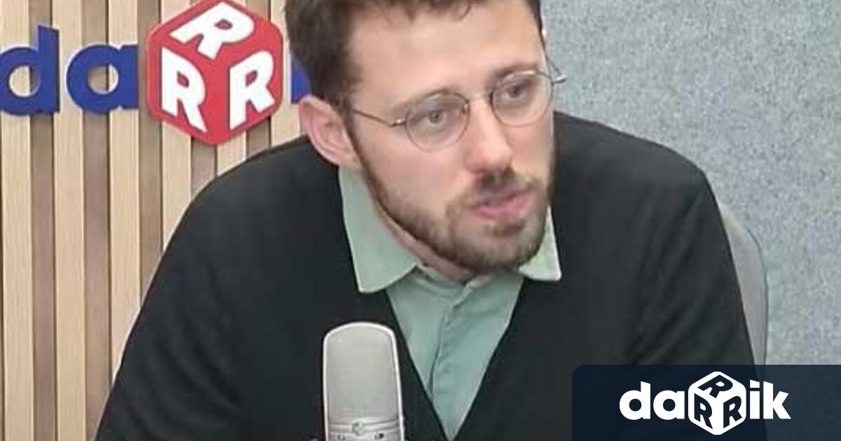 Борислав в ролята си на заместник директор на фондация Софийска платформа